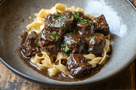 Teneri punte di manzo all'erba all'aglio con noodles di uova burrose