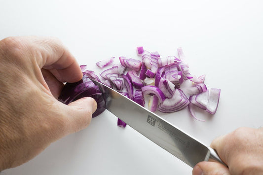 Come posso tagliare una cipolla senza piangere?