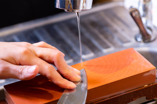 Orange Whetstone in uso - Come usare in sicurezza