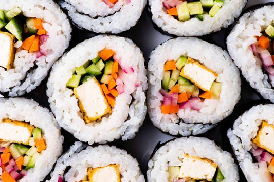 Goditi una sorpresa giapponese vegana - Curry Katsu vegano e tofu sushi rotoli
