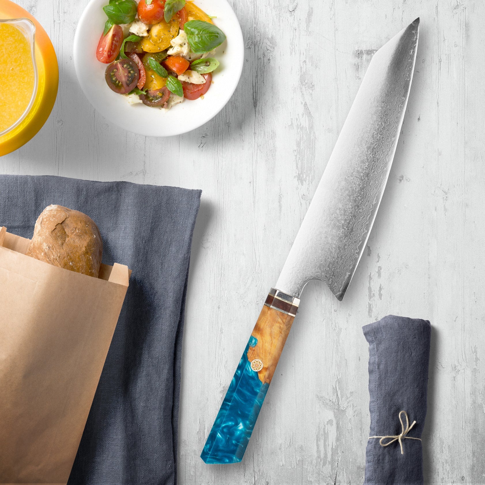 Coltelli in acciaio Makito Damasco con maniglia di resina blu colorata