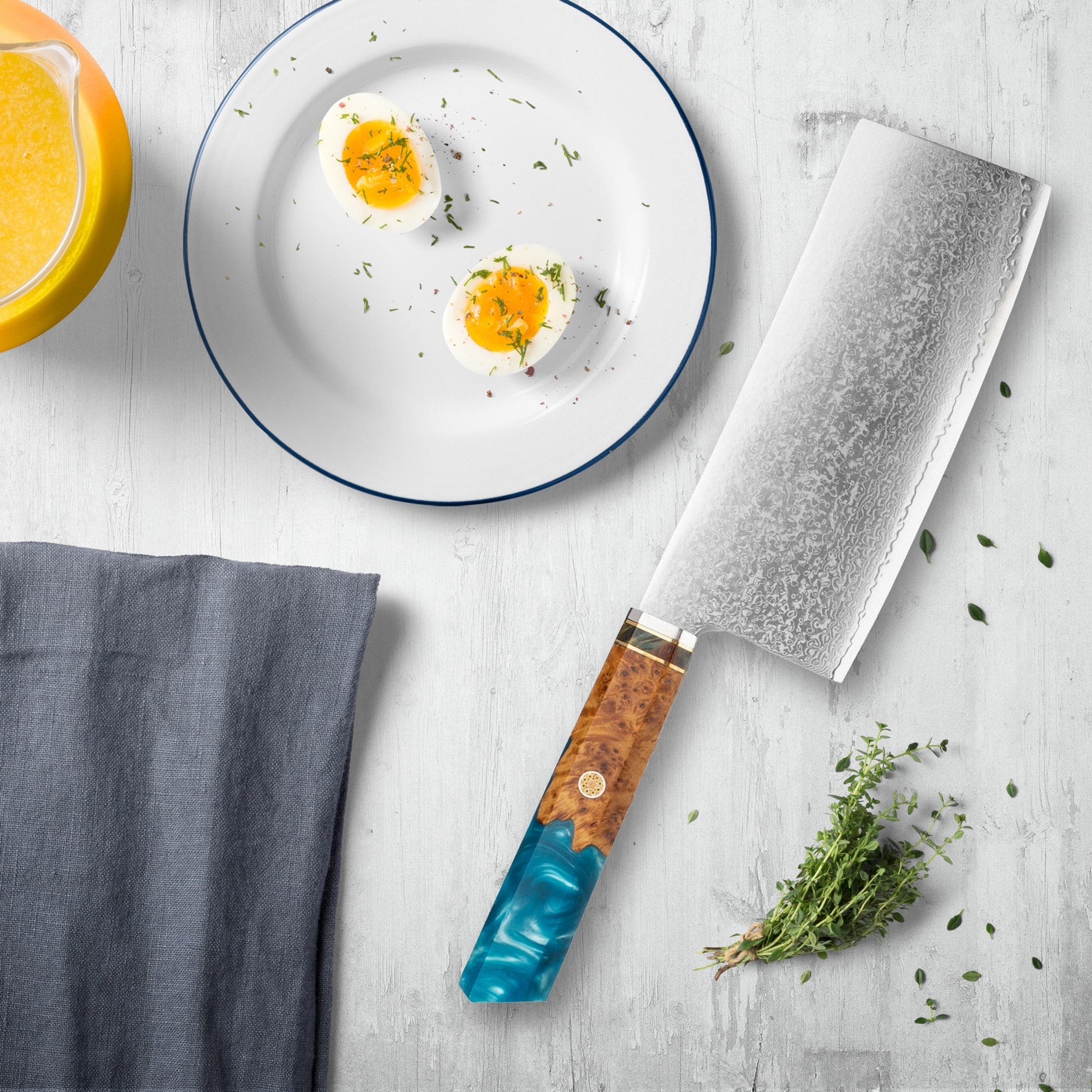 Coltelli in acciaio Makito Damasco con maniglia di resina blu colorata