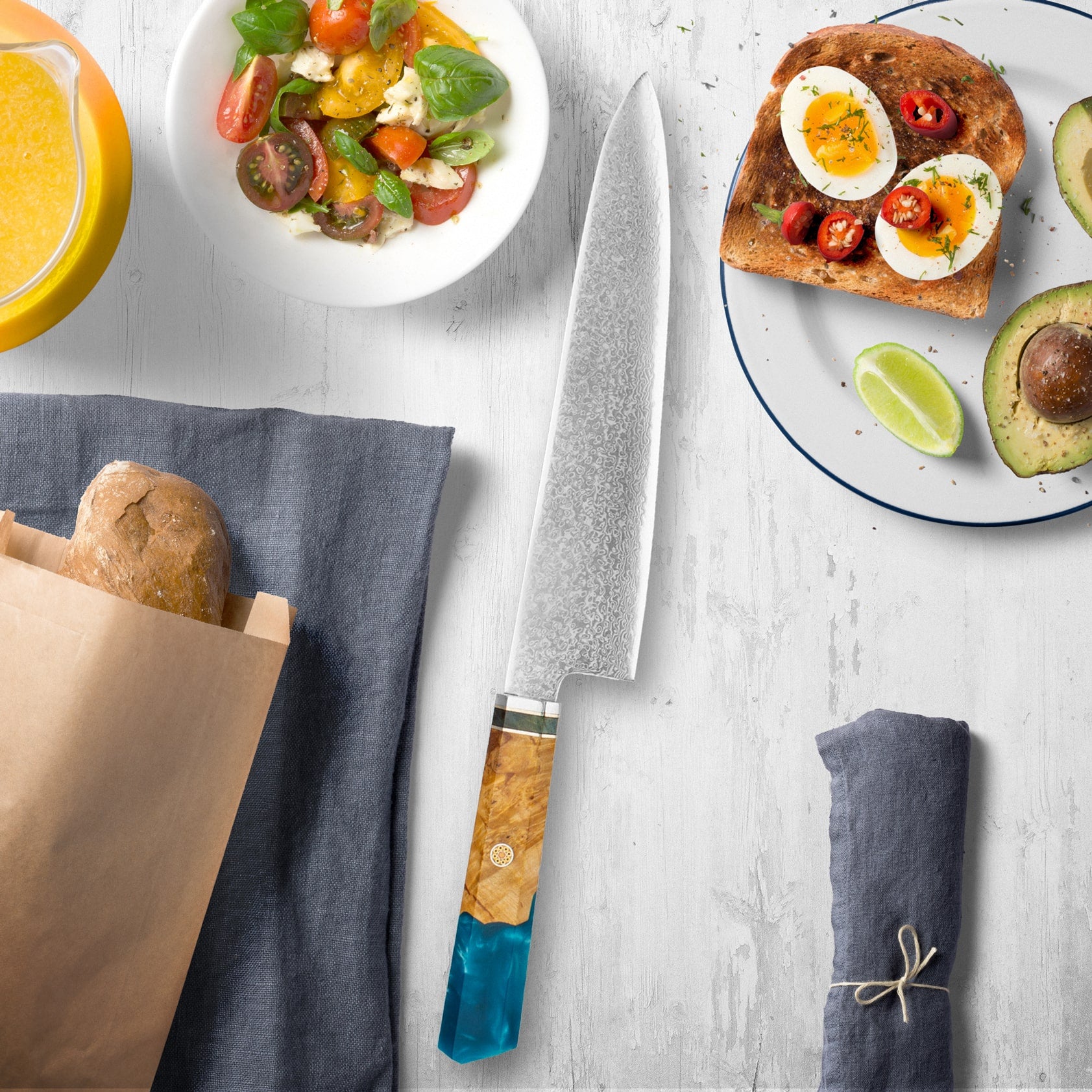 Coltelli in acciaio Makito Damasco con maniglia di resina blu colorata