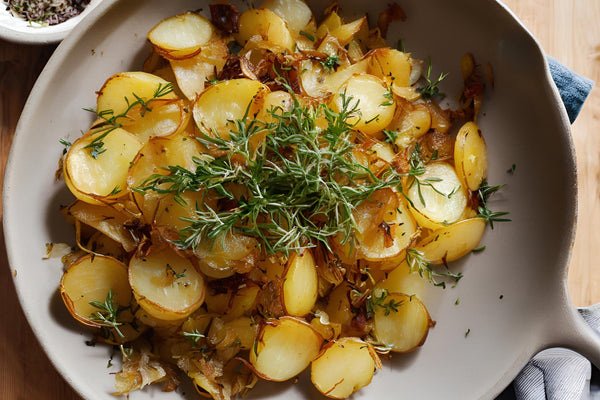 Patate classiche di lyonnaise: croccanti, burrose e deliziosamente infuse sulla cipolla