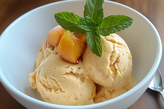 Gelato cremoso fatto in casa fatta in casa con vaniglia e pezzi freschi