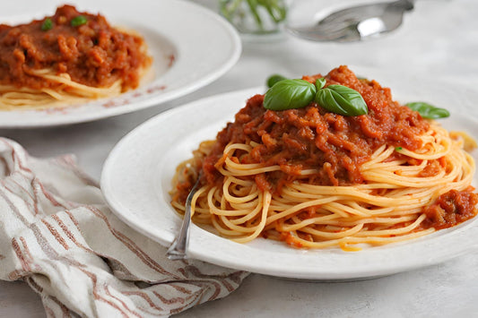 Abbondante spaghetti bolognese con salsa di pomodoro fatta in casa